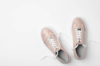 Beyaz arka planda şık spor ayakkabılar, üst görünüm