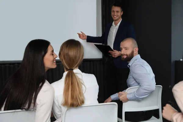 Biznesmeni Seminarium Sali Konferencyjnej Ekranem Projekcyjnym — Zdjęcie stockowe