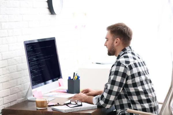 Programmeur Professionnel Travaillant Avec Ordinateur Dans Bureau — Photo