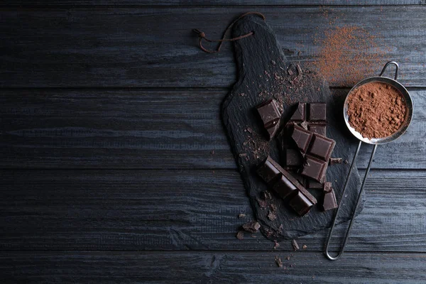 Composición Plana Con Delicioso Chocolate Negro Sobre Mesa Madera Negra — Foto de Stock