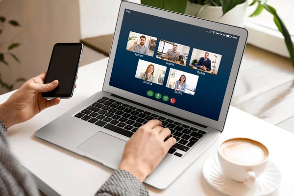 Frau Beim Online Meeting Mit Ihrem Team Laptop Nahaufnahme — Stockfoto