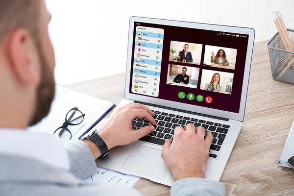 Человек Проводит Онлайн Встречу Своей Командой Через Ноутбук Крупным Планом — стоковое фото