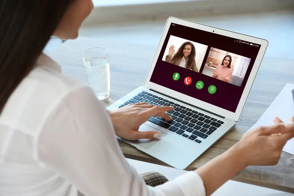 Женщина Проводит Онлайн Встречу Своей Командой Через Ноутбук Крупным Планом — стоковое фото