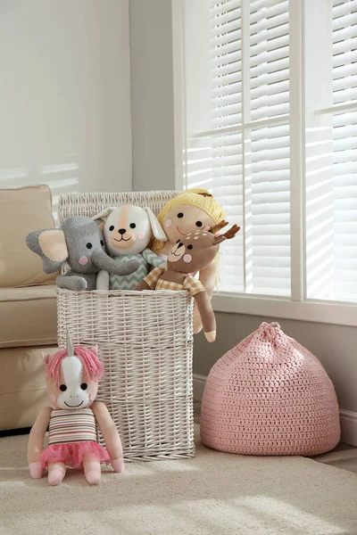 Divertidos Juguetes Peluche Cesta Habitación Los Niños Decoración Interior —  Fotos de Stock