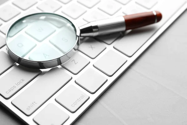 Magnifier Glass Keyboard Light Grey Stone Background Closeup Find Keywords — Stock Photo, Image