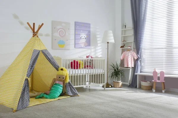 Interior Habitación Del Bebé Con Carteles Lindos Tienda Juegos Cuna — Foto de Stock