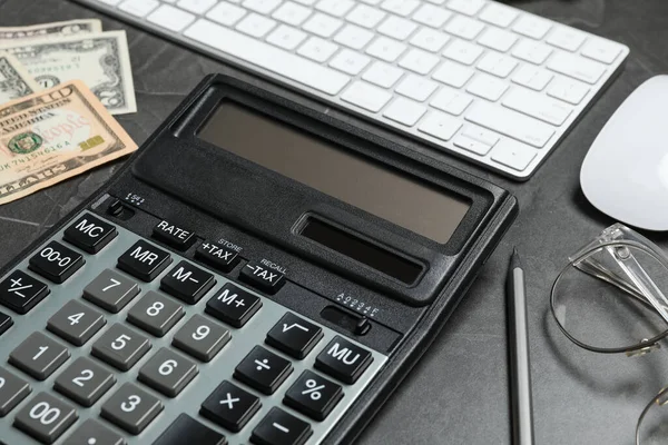 暗い灰色のテーブルの上の計算機 お金とキーボード クローズアップ 税理士 — ストック写真
