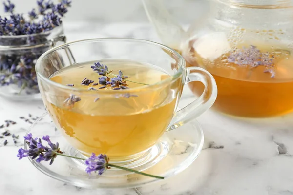 Friss Finom Tea Levendulával Gyönyörű Virágokkal Fehér Márvány Asztalon Közelkép — Stock Fotó