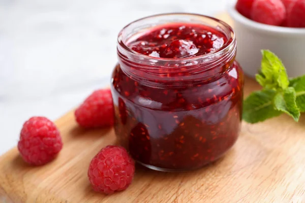 Lahodná Marmeláda Čerstvé Maliny Dřevěné Desce Detailní Záběr — Stock fotografie