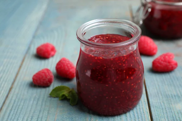 Heerlijke Jam Verse Frambozen Lichtblauwe Houten Tafel Close — Stockfoto