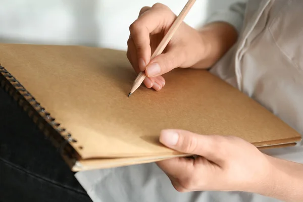 Mulher Desenho Com Lápis Bloco Notas Close — Fotografia de Stock