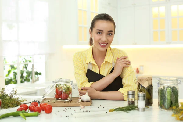 Mujer Joven Con Verduras Frascos Decapado Mesa Cocina — Foto de Stock