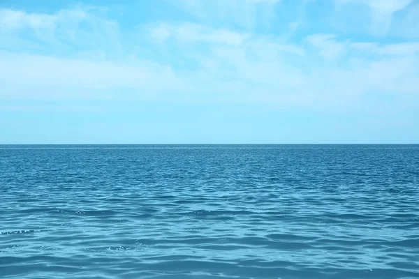 美しい海の水と青空の絵のような景色 — ストック写真