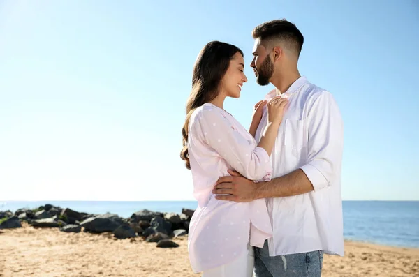 Jovem Casal Feliz Praia Perto Mar Viagem Lua Mel — Fotografia de Stock