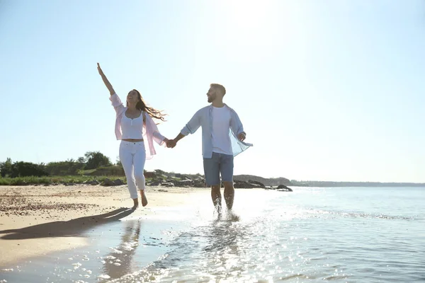 Glada Unga Par Stranden Nära Havet Bröllopsresa — Stockfoto