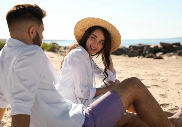 Glückliches Junges Paar Strand Der Nähe Des Meeres Flitterwochen — Stockfoto