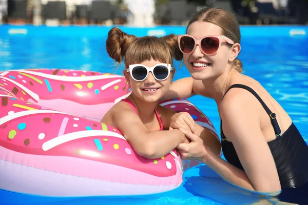 Mère Fille Dans Piscine Par Une Journée Ensoleillée Vacances Famille — Photo