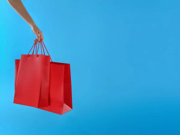 Mulher Com Sacos Compras Papel Fundo Azul Claro Close Espaço — Fotografia de Stock