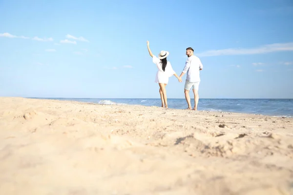 Feliz Pareja Joven Caminando Playa Día Soleado — Foto de Stock