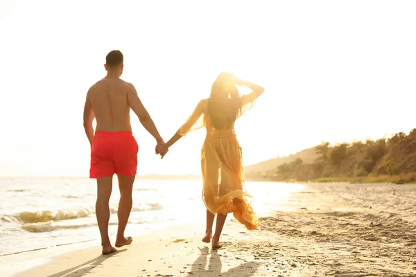 Preciosa Pareja Caminando Juntos Playa Atardecer Vista Trasera — Foto de Stock