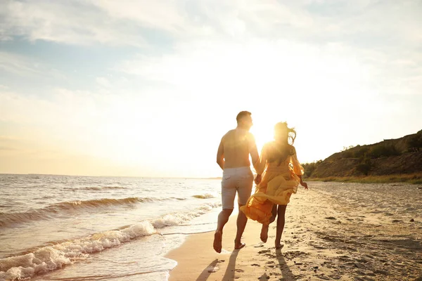 Härligt Par Som Springer Tillsammans Stranden Vid Solnedgången Bakifrån — Stockfoto