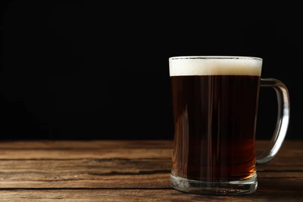 Mok Van Heerlijke Kvass Houten Tafel Tegen Zwarte Achtergrond Ruimte — Stockfoto