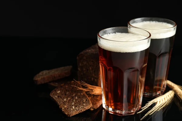 Köstlicher Kvass Brot Und Ähren Auf Schwarzem Hintergrund — Stockfoto