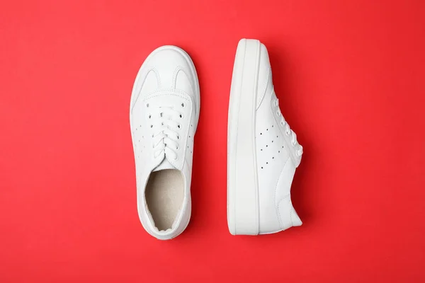 Sapatos Brancos Elegantes Fundo Vermelho Flat Lay — Fotografia de Stock