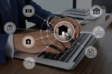 Dizüstü bilgisayarda çalışan ajana karşı emlak simgeleriyle şema