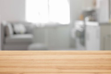 Ahşap masa ve arka planda bulanık oda. Ev eşyaları