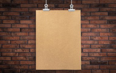 Duvarın yanında boş bir poster asılı. Tasarım için boşluk