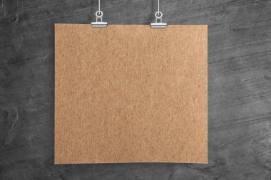 Beton duvarın yanında boş bir poster asılı. Tasarım için boşluk