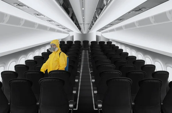 Man Bär Skyddsdräkt Rengöring Kabin Flygplan För Att Förhindra Spridning — Stockfoto