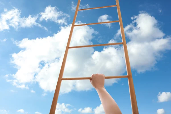 Frau Klettert Holzleiter Gegen Blauen Himmel Mit Wolken Nahaufnahme — Stockfoto