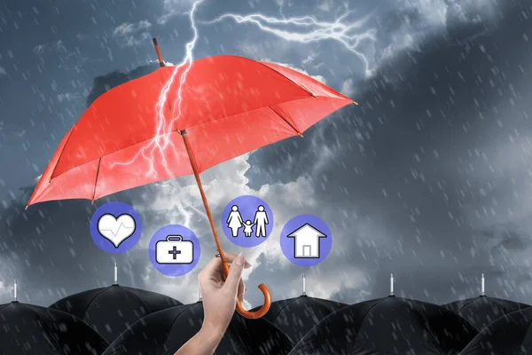 Fırtına Sırasında Illüstrasyonları Kırmızı Şemsiyeyle Kaplayan Sigorta Acentesi — Stok fotoğraf