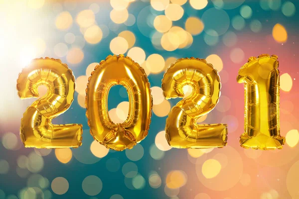 2021 Festeggiamenti Capodanno Luminosi Palloncini Oro Luci Sfocate Sfondo Colore — Foto Stock