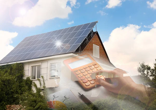 Podwójna Ekspozycja Domu Zamontowanymi Panelami Słonecznymi Kobiety Pomocą Kalkulatora Energia — Zdjęcie stockowe