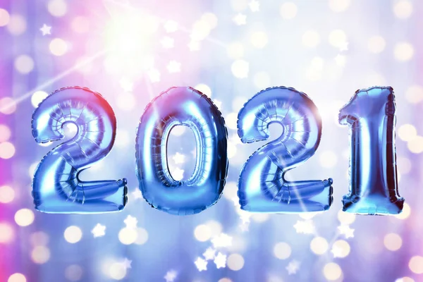 2021年新年のお祝い 明るい青の風船と色の背景にぼやけた光を持つ創造的なデザイン — ストック写真