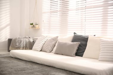 Evdeki pencerenin yanında rahatlamak için rahat bir yer