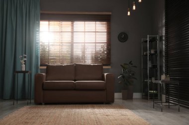 Şık bir oturma odası, zarif deri koltuklar.