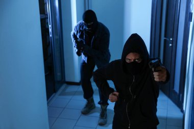 Koridorda maskeli tehlikeli suçlular var.