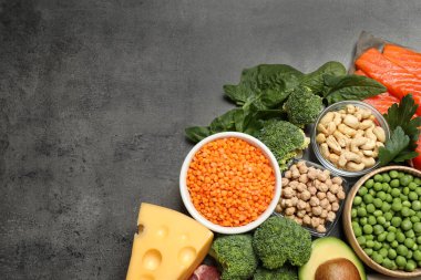 Gri masadaki protein açısından zengin ürünler. Metin için boşluk