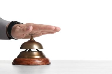 Işık masasında otelin servis zilini çalan adam.