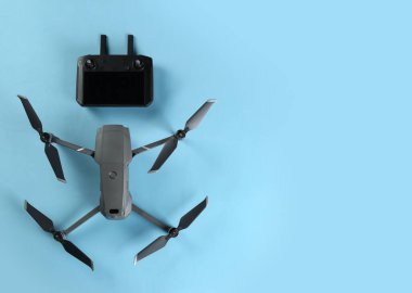 Mavi arka planda kumandalı modern dron, düz yatıyordu. Metin için boşluk
