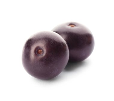 Taze olgun acai üzümleri beyaza izole edilmiş.
