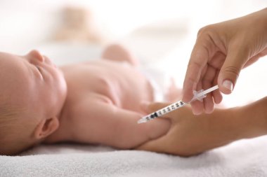 Doktor şirin bebeği aşılıyor, yakın plan. Sağlık hizmetleri