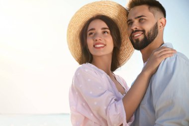 Güneşli bir günde sahilde mutlu genç bir çift. Balayı gezisi