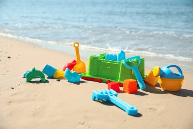 Kumsalda farklı çocuk plastik oyuncakları