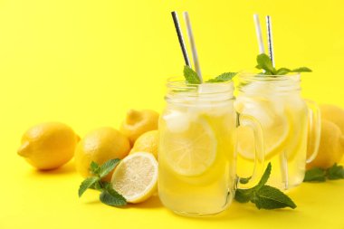 Sarı arka planda taze yapılmış doğal limonata. Yaz ferahlatıcı içecek