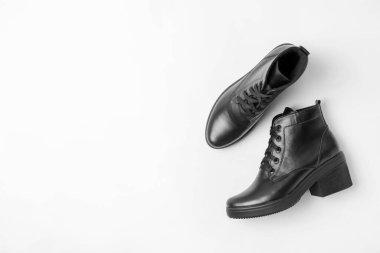 Beyaz arka planda şık siyah kadın çizmeleri, üst görünüm